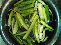 家常菜西芹炒肉丝做法图解1)