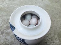 自制咸鸭蛋做法图解7)