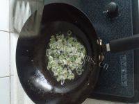 好吃不腻的香葱豆腐做法图解5)