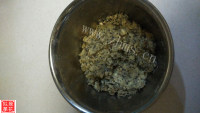 自制花生芝麻酥做法图解2)