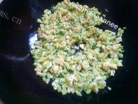回味无穷的芹菜炒鸡蛋做法图解5)