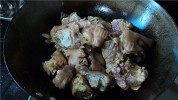 美味的猪手焖莲藕做法图解4)