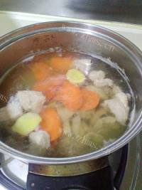自制金银花杞子瘦肉猪腰汤做法图解4)