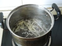 美味的鱼香肉丝盖浇饭做法图解6)