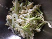 家常菜椒盐花菜做法图解2)