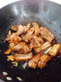 芳香四溢的红烧排骨做法图解7)