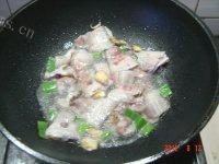 家常五花肉炖芸豆做法图解4)
