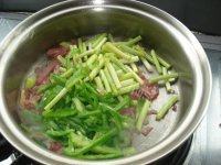 孩子爱吃牛肉炒蒜苔做法图解8)