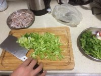 美味的芹菜鱿鱼丝做法图解1)
