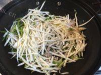 家常菜茭白青椒炒肉丝做法图解5)