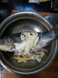 家常菜鲫鱼豆腐汤做法图解3)