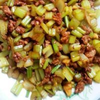 懒人菜芹菜炒肉做法图解3)
