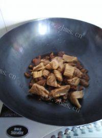 色味俱全的萝卜干炒肉做法图解4)