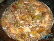 家常菜海木耳炖肉