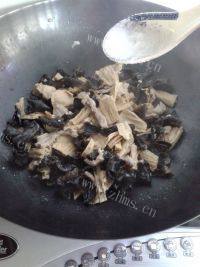 家常菜腐竹木耳炒肉做法图解9)