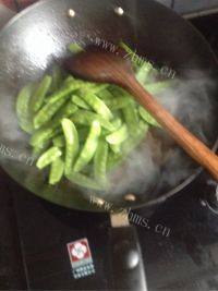 家常菜荷兰豆炒牛肉做法图解6)