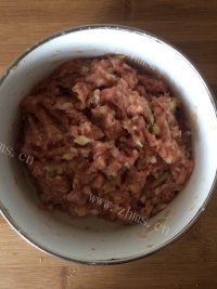 香气浓郁的鲜肉小馄饨做法图解3)