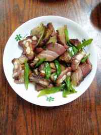 家常菜尖椒炒腊肉