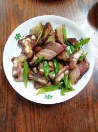 家常菜尖椒炒腊肉