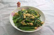 家常的韭菜花炒鸡蛋做法图解5)