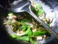 家常雪菜青椒炒香菇做法图解7)
