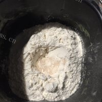 美味的蛋黄排包做法图解2)