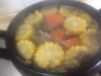 玉米胡萝卜排骨汤做法图解4)