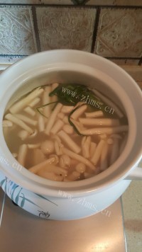 美味的老母鸡炖海鲜菇做法图解6)