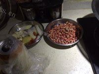 美味的花生炖猪蹄做法图解1)