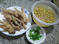 回味无穷的鸡爪黄豆汤做法图解1)