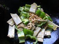 家常菜尖椒豆片炒肉做法图解5)