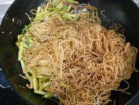 蒜苔肉丝焖面做法图解16)
