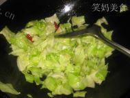 家常菜辣炒圆白菜做法图解4)