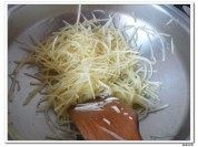 可口的蒜香土豆丝做法图解3)