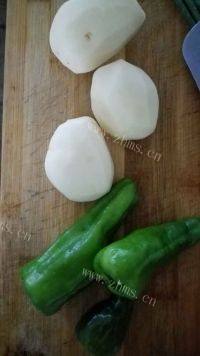 家常菜青椒土豆丝做法图解1)