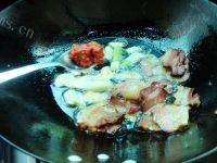 家常菜腊肉炒白菜做法图解6)