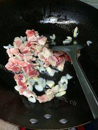 美味的菜花炒肉做法图解4)