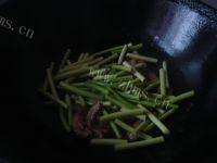 美美厨房之蒜苔炒肉做法图解6)