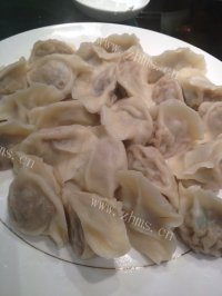 诱人的酸菜猪肉饺做法图解5)