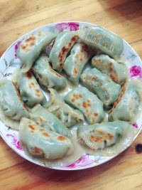 色泽鲜亮的煎饺做法图解7)