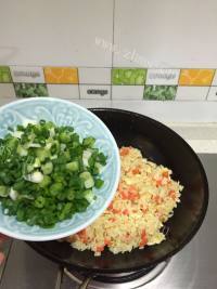 家常红菜丁蛋炒饭做法图解6)