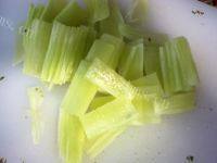 香鲜至极的莴笋炒腊肠做法图解1)