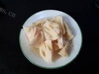 美味的灵芝莲藕排骨盅做法图解3)
