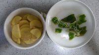 易做的青椒土豆片做法图解2)