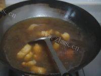 常吃不腻的土豆烧肉做法图解9)