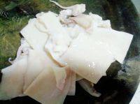 色泽光亮的芹菜炒鱿鱼做法图解3)