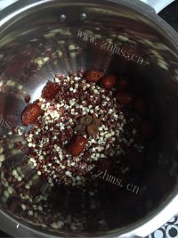 营养丰富的红豆薏米粥做法图解3)