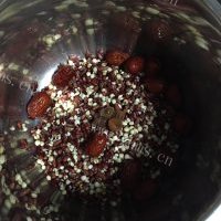 营养丰富的红豆薏米粥的做法图解三