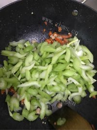 简单版芹菜炒肉做法图解4)