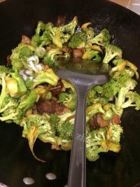 家常菜西兰花炒肉做法图解7)